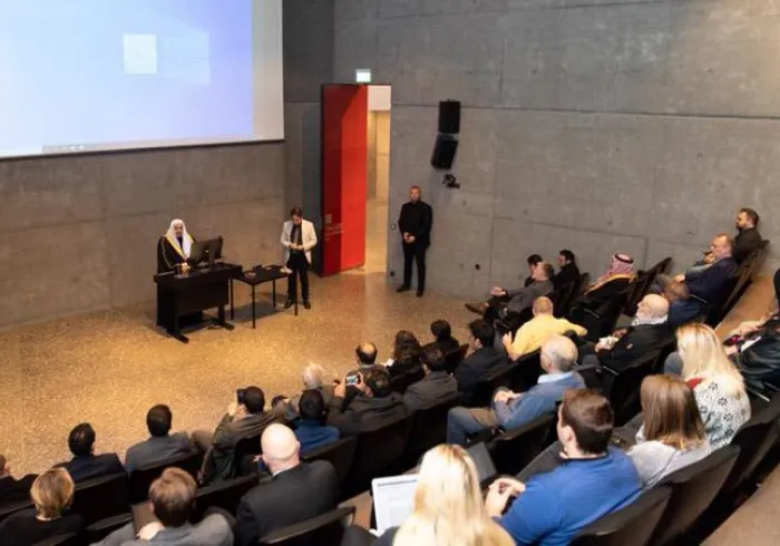 L’année dernière en Islande, MohammadAlissa s’est engagé aux côtés de jeunes universitaires pour contribuer à résoudre les problèmes les plus urgents du monde d’aujourd’hui par le dialogue et l’union entre les peuples.