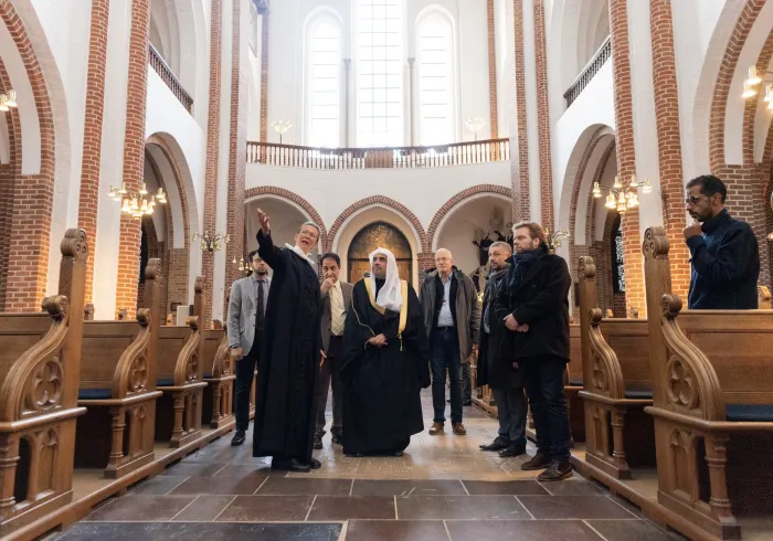 "Nous construisons des partenariats dans lesquels les musulmans, les juifs, les chrétiens et les personnes d'autres convictions défendent des valeurs communes et éduquent leurs diverses communautés sur ces points communs." 