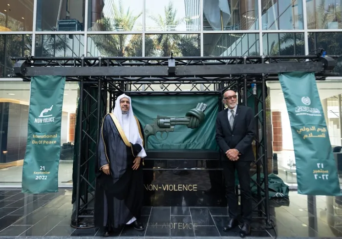 د. محمد العيسى: ديننا رسالة سلام ورحمة للعالمين، لا عنفَ في قيمنا، والمجازفات التي تَرفَع شعاراتٍ محسوبة في ظاهرها على الإسلام إنما تمثل نفسها