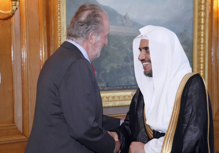 صاحب الفضيلة والمعالي الشيخ الدكتور محمد بن عبد الكريم العيسى في لقاء مع جلالة الملك خوان كارلوس ملك مملكة إسبانيا، حيث استقبله جلالته في قصره بمدريد