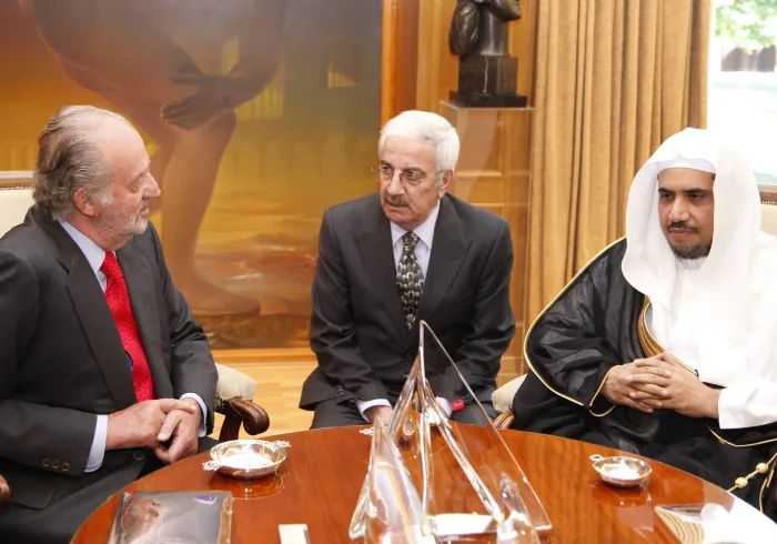 جلالة الملك خوان كارلوس ملك مملكة إسبانيا، مستقبلاً صاحب الفضيلة والمعالي الشيخ الدكتور محمد بن عبد الكريم العيسى، في قصر زار زويال بمدريد