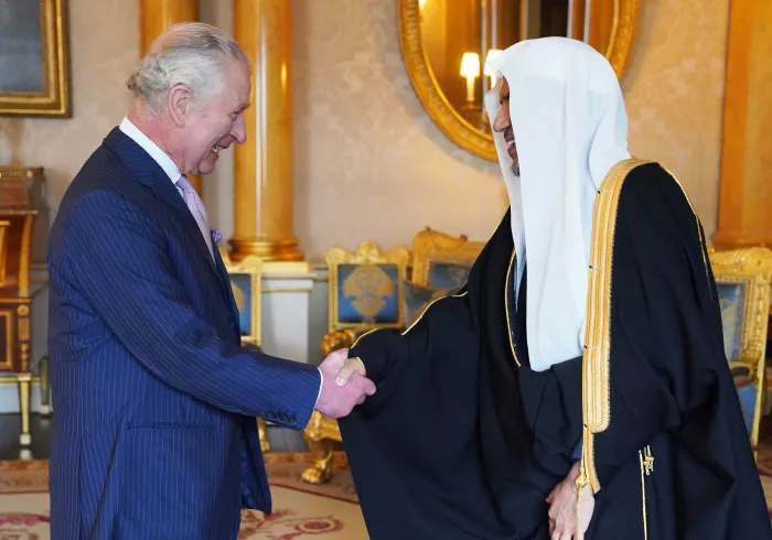 في لقاءٍ ثنائٍيٍّ مطوّل، جلالة الملك تشارلز الثالث ملك المملكة المتحدة يستقبل في قصر باكنغهام معالي الشيخ الدكتور محمد بن عبدالكريم العيسى
