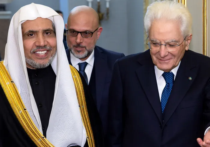فخامة رئيس الجمهورية الإيطالية، السيد سيرجيو ماتاريلا، مرحّباً بصاحب الفضيلة والمعالي الشيخ الدكتور محمد بن عبدالكريم العيسى في القصر الرئاسي في روما