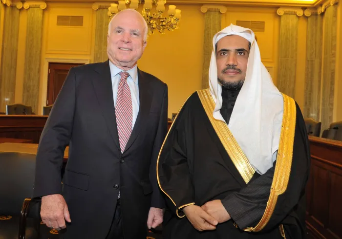 السيناتور جون ماكين مستقبلاً صاحب الفضيلة معالي الشيخ الدكتور محمد بن عبدالكريم العيسى