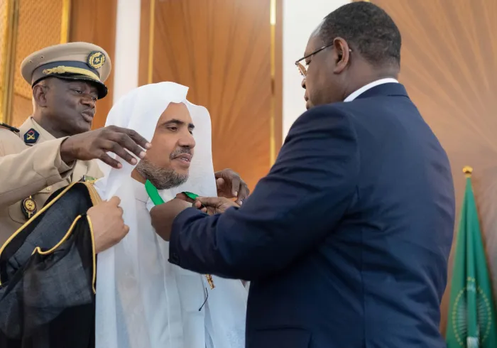 فخامة الرئيس السنغالي السيد مكي سال يقلد صاحب الفضيلة والمعالي الشيخ الدكتور محمد بن عبد الكريم ال عيسى أعلى أوسمة الجمهورية