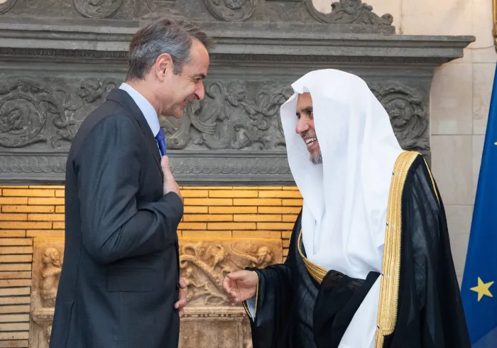 صاحب الفضيلة معالي الشيخ الدكتور محمد بن عبدالكريم العيسى أثناء لقائه بدولة رئيس وزراء اليونان السيد كيرياكوس ميتسوتاكيس في مقر رئاسة الوزراء بأثينا