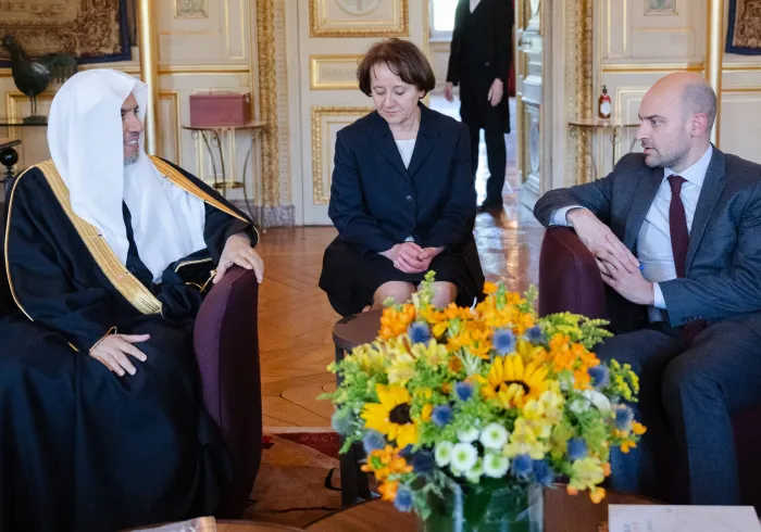 صاحب الفضيلة والمعالي الشيخ الدكتور محمد بن عبدالكريم العيسى يلتقي معالَي وزير الخارجية الفرنسي، جان نويل بارو