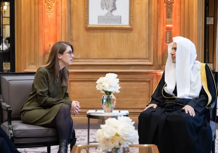 صاحب الفضيلة والمعالي الشيخ الدكتور محمد بن عبدالكريم العيسى خلال لقائه معالي وزيرة المساواة ومكافحة التمييز الفرنسية، السيدة أورور بيرجيه، في مقرّ إقامته بالعاصمة باريس