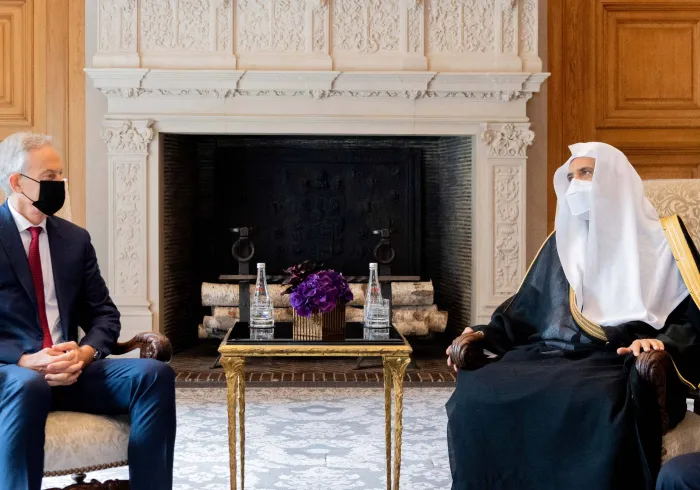 صاحب الفضيلة والمعالي الشيخ الدكتور محمد بن عبدالكريم العيسى يلتقي رئيس الوزراء البريطاني السيد توني بلير