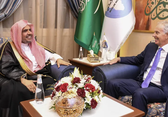صاحب الفضيلة والمعالي الشيخ الدكتور محمد بن عبدالكريم العيسى يستقبل رئيس الوزراء البريطاني السيد توني بلير في مكتبه بجدة
