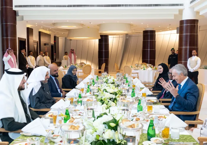 صاحب الفضيلة والمعالي الشيخ الدكتور محمد بن عبدالكريم العيسى يستقبل رئيس الوزراء البريطاني السيد توني بلير في مكتبه بالرياض