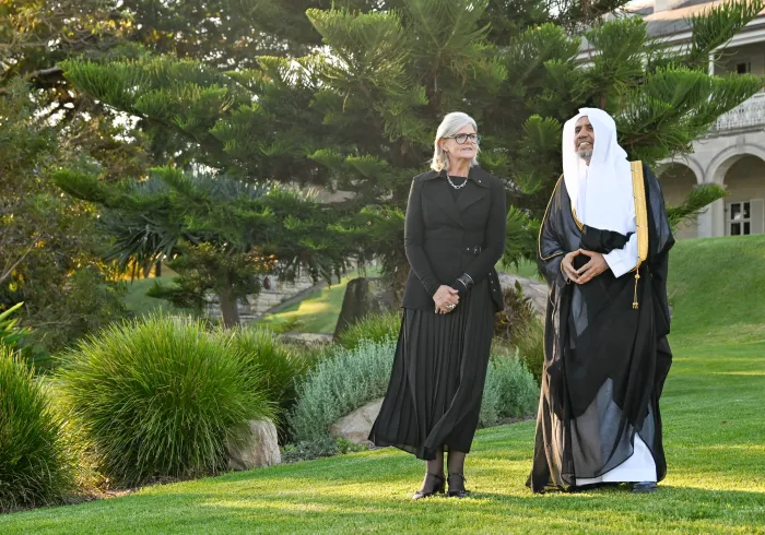 حديثٌ وديٌ يجمع صاحب الفضيلة والمعالي، الشيخ الدكتور محمد بن عبدالكريم العيسى، مع فخامة الحاكمة العامّة لأستراليا، السيدة سام موستن