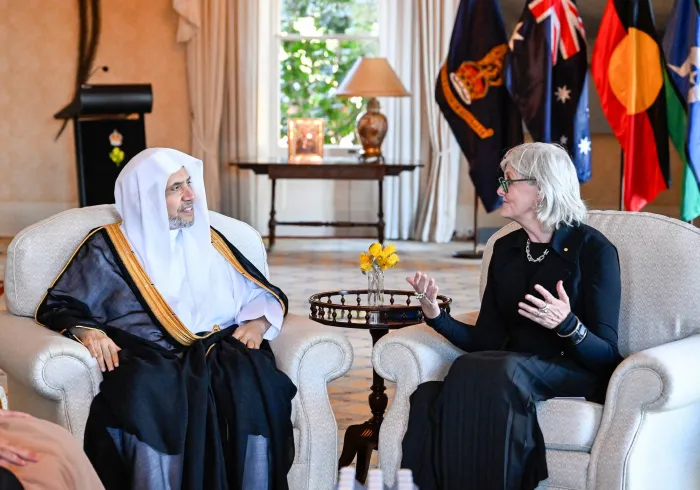 صاحب الفضيلة والمعالي، الشيخ الدكتور محمد بن عبدالكريم العيسى، خلال اجتماعه مع فخامة الحاكمة العامّة لأستراليا، السيدة سام موستن، في قصر الحاكم العامّ بمدينة "سيدني" الأسترالية