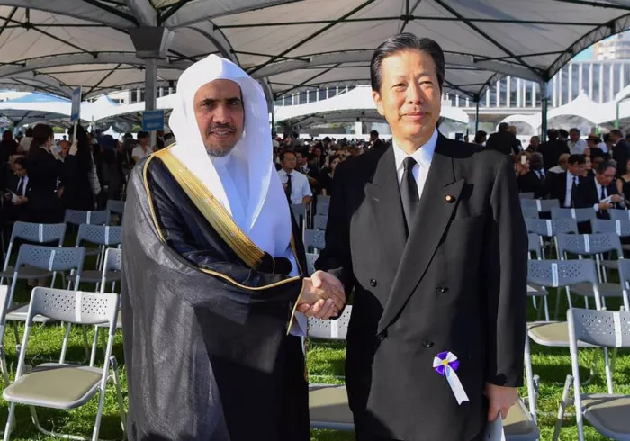 صاحب الفضيلة والمعالي الشيخ الدكتور محمد بن عبدالكريم العيسى رفقة رئيس الحزب الديموقراطي الحاكم في اليابان، السيد ياما قوتشي، خلال حضوره مراسم الذكرى السنوية للقنبلة الذرية في هيروشيما