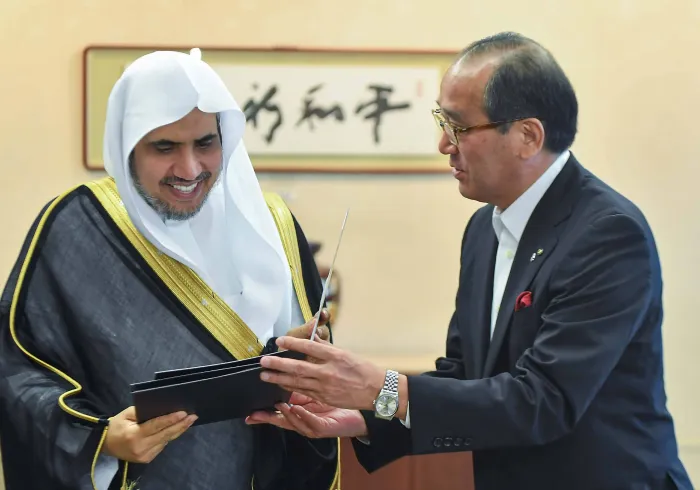 عمدة مدينة هيروشيما، السيد كازومي ماتسوي، يلتقي صاحب الفضيلة والمعالي الشيخ الدكتور محمد بن عبدالكريم العيسى، ويقدِّم سجل اعتماد معاليه عضواً في المنظمة العالمية للسلام بهيروشيما