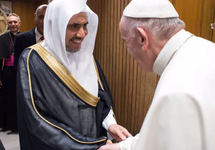 قداسة البابا فرانسيس مرحباً بصاحب المعالي والفضيلة الشيخ الدكتور محمد بن عبد الكريم العيسى في الفاتيكان