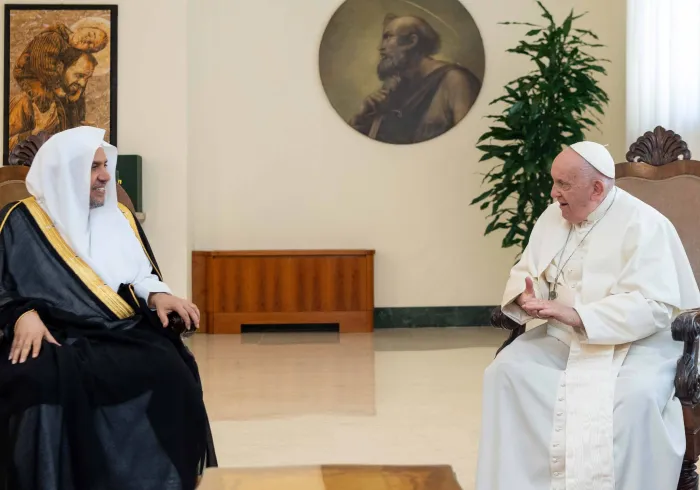 قداسة البابا فرانسيس مرحباً بصاحب المعالي والفضيلة الشيخ الدكتور محمد بن عبد الكريم العيسى في منزله البابوي بسانتا مارتا