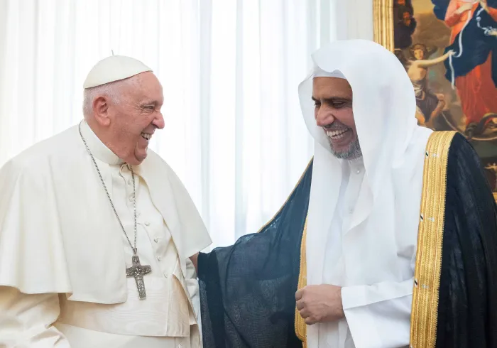 قداسة البابا فرانسيس في حوارٍ وديٍ مع صاحب المعالي والفضيلة الشيخ الدكتور محمد بن عبدالكريم العيسى في منزله البابوي بسانتا مارتا