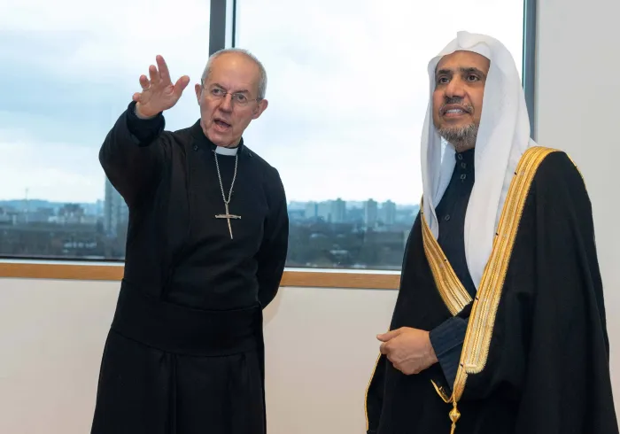 نيافة الأسقف جستن ويلبي، رئيس أساقفة كانتربري، في حوارٍ وديٍ مع صاحب الفضيلة والمعالي الشيخ الدكتور محمد بن عبدالكريم العيسى في مقر إقامته بالعاصمة لندن