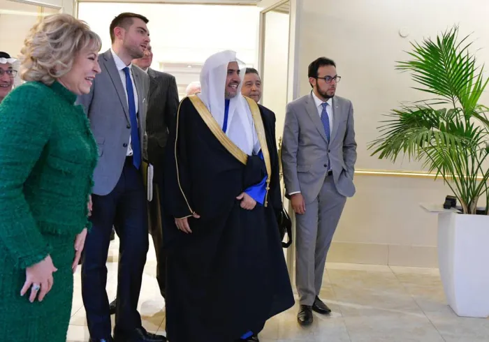 معالي رئيسة مجلس الاتحاد الروسي (مجلس الشيوخ) السيدة فالنتينا ماتفيينكو، مرحبة بصاحب الفضيلة والمعالي الشيخ الدكتور محمد بن عبد الكريم العيسى لدى وصوله مقر المجلس في موسكو