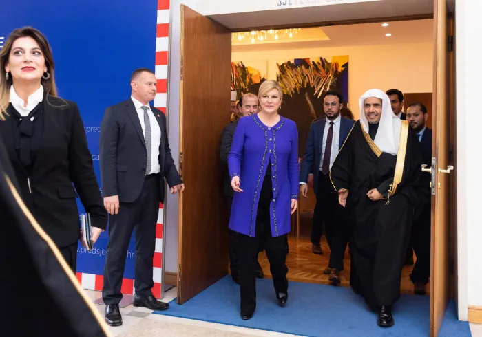 فخامة رئيسة كرواتيا السيدة كوليندا غرابار كيتاروفيتش، تُرحب بقدوم صاحب الفضيلة والمعالي الشيخ الدكتور محمد بن عبد الكريم العيسى بمقر رئاسة الجمهورية في العاصمة زغرب