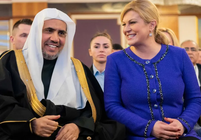 فخامة الرئيسة الكرواتية السيدة غرابار كيتاروفيتش بجانب صاحب الفضيلة والمعالي الشيخ الدكتور محمد بن عبد الكريم العيسى في مؤتمر دولي في زغرب