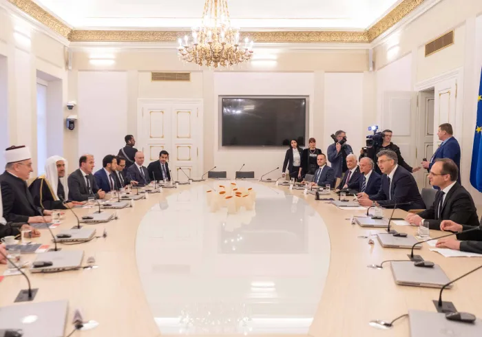 دولة رئيس الوزراء الكرواتي السيد أندريه بلينكوفيتش وعدد من أعضاء حكومته يتباحثون مع صاحب الفضيلة والمعالي الشيخ الدكتور محمد بن عبد الكريم العيسى في مقر الحكومة بالعاصمة زغرب