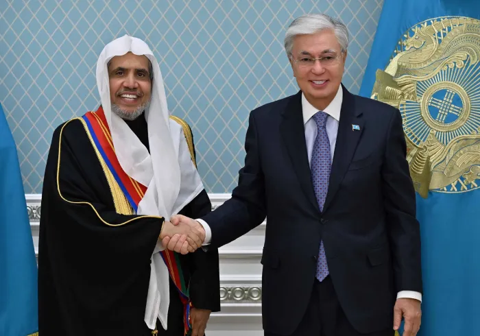 فخامةُ رئيسِ جمهورية كازاخستان، السيد قاسم جومارتتوكاييف، يقلد صاحبَ الفضيلِة والمعالي الشيخَ الدكتور محمد بن عبدالكريم العيسى، أعلى أوسمةِ الجمهورية «وسام دوستيك»