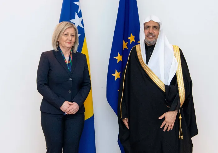 صاحب الفضيلة والمعالي الشيخ الدكتور محمد بن عبدالكريم العيسى عند لقائه بدولة رئيسة مجلس الوزراء في البوسنة والهرسك السيدة بوريانا كريشتو