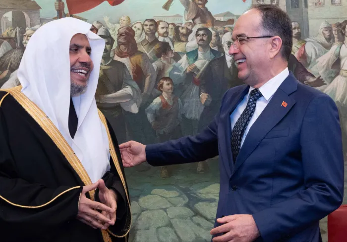 صاحب الفضيلة والمعالي الشيخ الدكتور محمد بن عبدالكريم العيسى في حوارٍ وديٍ مع فخامة الرئيس بايرم بيقاي في القصر الرئاسي، أثناء تسلّمه أعلى أوسمة جمهورية ألبانيا (وسام القديسة تريزا) من يد فخامته