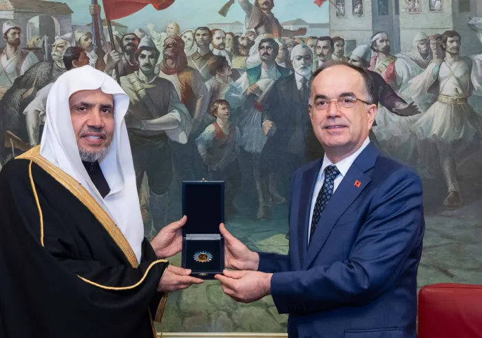 صاحب الفضيلة والمعالي الشيخ الدكتور محمد بن عبدالكريم العيسى أثناء استلامه أعلى أوسمة جمهورية ألبانيا (وسام القديسة تريزا) من يد فخامة الرئيس بايرم بيقاي في القصر الرئاسي