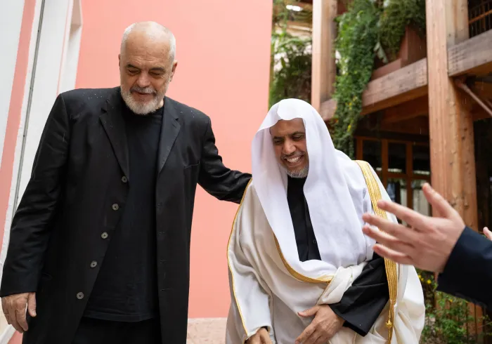 صاحب الفضيلة والمعالي الشيخ الدكتور محمد بن عبدالكريم العيسى يلتقي دولة رئيس وزراء جمهورية ألبانيا، السيد إيدي راما، في مقرّ رئاسة الوزراء