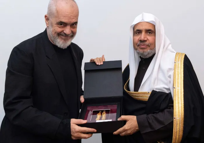صاحب الفضيلة والمعالي الشيخ الدكتور محمد بن عبدالكريم العيسى يتسلَم هدية من دولة رئيس الوزراء الألباني إيدي راما أثناء لقائه بدولته