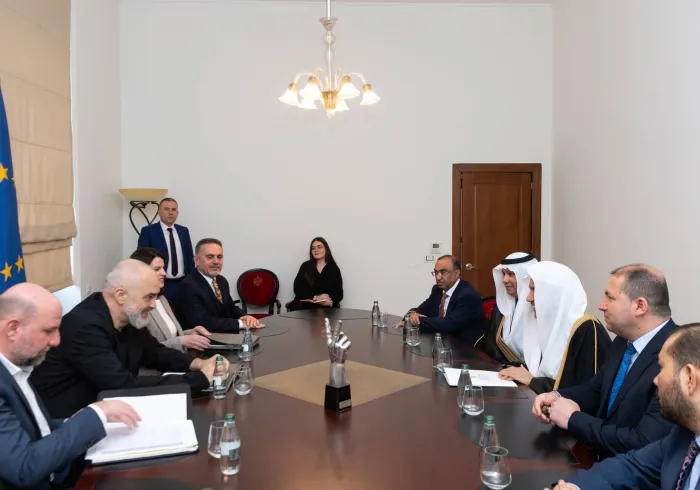 صاحب الفضيلة والمعالي الشيخ الدكتور محمد بن عبدالكريم العيسى عند لقائه بدولة رئيس وزراء ألبانيا إيدي راما