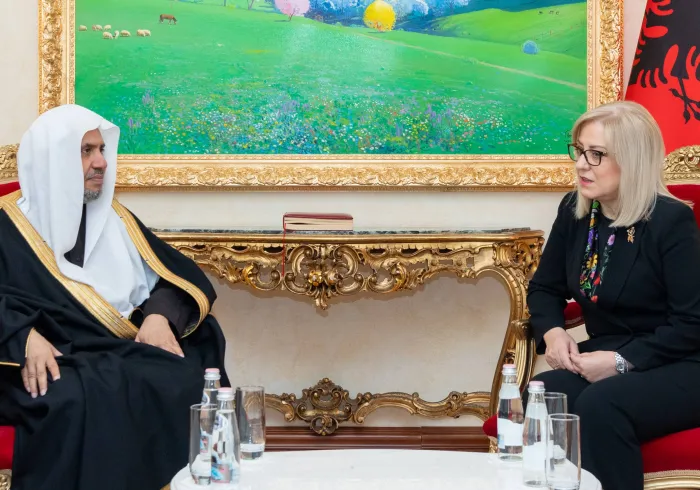 صاحب الفضيلة والمعالي الشيخ الدكتور محمد بن عبدالكريم العيسى أثناء لقائه بمعالي رئيس البرلمان في ألبانيا السيدة لينديتا نيكول