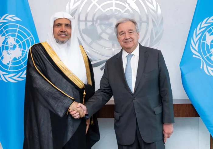 معالي الأمين العام للأمم المتحدة السيد أنطونيو غوتيرش، مرحباً بوصول صاحب الفضيلة والمعالي الشيخ الدكتور محمد بن عبد الكريم العيسى إلى قاعة الاجتماعات الرئيسة في مكتبه بنيويورك