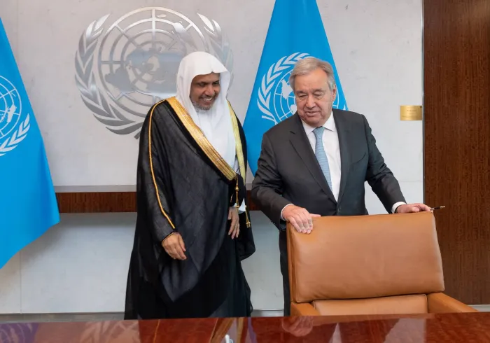 معالي الأمين العام للأمم المتحدة، السيد أنطونيو غوتيرش، مُرحبًا بصاحب الفضيلة والمعالي، الشيخ الدكتور محمد بن عبدالكريم العيسى، في مقرّ الأمم المتحدة بنيويورك