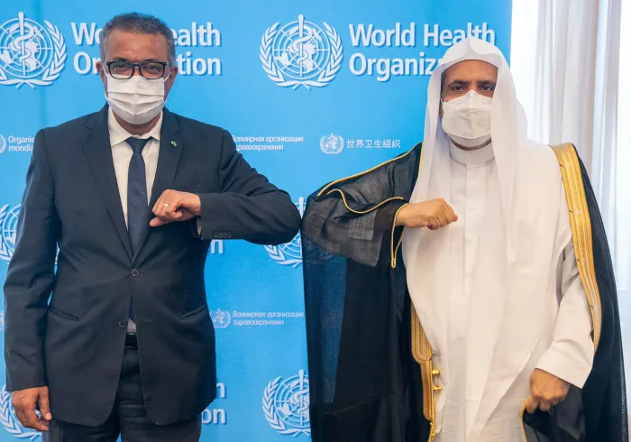 صاحب الفضيلة والمعالي الشيخ الدكتور محمد بن عبدالكريم العيسى أثناء لقائه بمعالي مدير منظمة الصحة العالمية د. تيدروس أدهانوم غيبريسوس