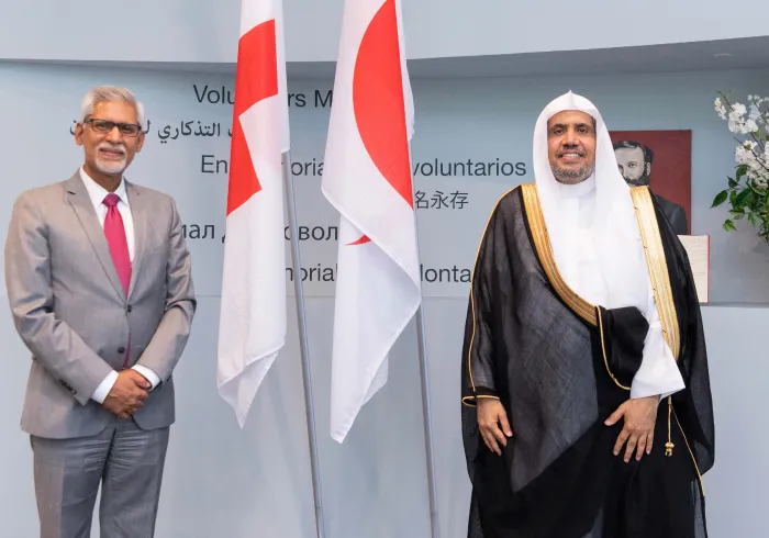 صاحب الفضيلة والمعالي الشيخ الدكتور محمد بن عبدالكريم العيسى عند اجتماعه بمعالي الأمين العام للاتحاد الدولي لجمعيات الصليب الأحمر والهلال الأحمر جاغان تشاباجن