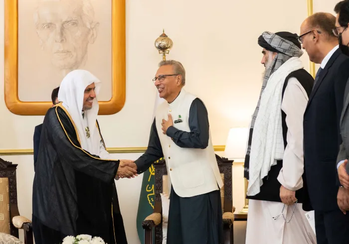 جانب من مراسم التكريم الرسمية التي أقامها فخامة رئيس جمهورية باكستان الإسلامية الدكتور عارف علوي احتفاء بتقليد صاحب الفضيلة والمعالي الشيخ الدكتور محمد بن عبد الكريم العيسى وسام هلال باكستان