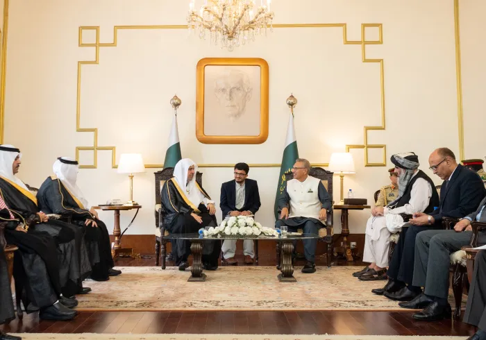 فخامة الرئيس الباكستاني الدكتور عارف علوي مستقبلاً صاحب الفضيلة والمعالي الشيخ الدكتور محمد بن عبد الكريم العيسى في القصر الرئاسي بالعاصمة إسلام آباد