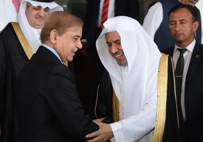 دولة رئيس وزراء جمهورية باكستان الإسلامية السيد شهباز شريف في وداع صاحب الفضيلة والمعالي الشيخ الدكتور محمد بن عبد الكريم العيسى عند بوابة قصر الحكومة في إسلام آباد