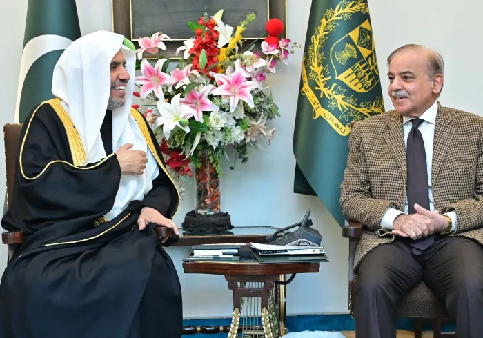 جانب من لقاء دولة رئيس وزراء جمهورية باكستان الإسلامية، السيّد شهباز شريف، وصاحب الفضيلة والمعالي الشيخ الدكتور محمد بن عبدالكريم العيسى