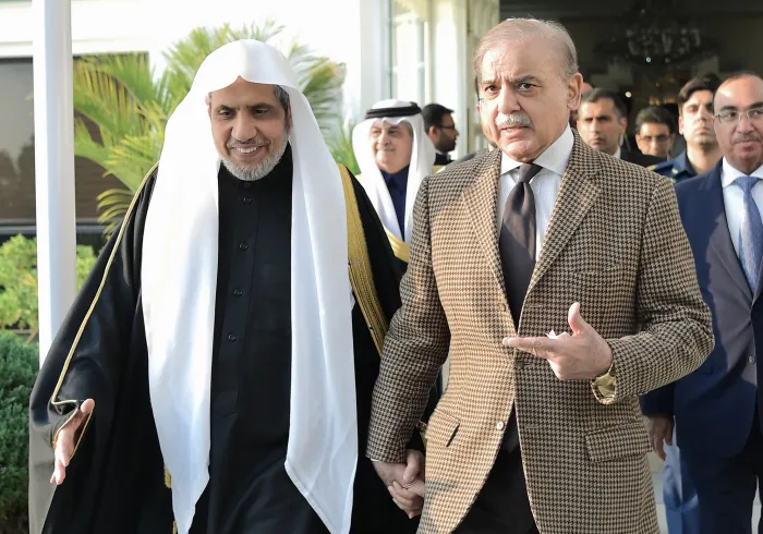 دولة رئيس وزراء جمهورية باكستان الإسلامية، السيّد شهباز شريف، يستقبل صاحب الفضيلة والمعالي الشيخ الدكتور محمد بن عبدالكريم العيسى