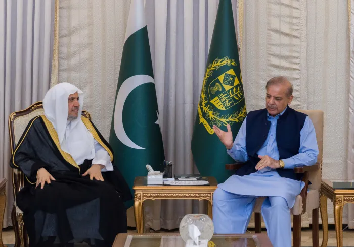 صاحب الفضيلة معالي الشيخ الدكتور محمد بن عبدالكريم العيسى أثناء لقائه بدولة رئيس وزراء باكستان السيد شهباز شريف في مقر رئاسة الوزراء بالعاصمة إسلام آباد
