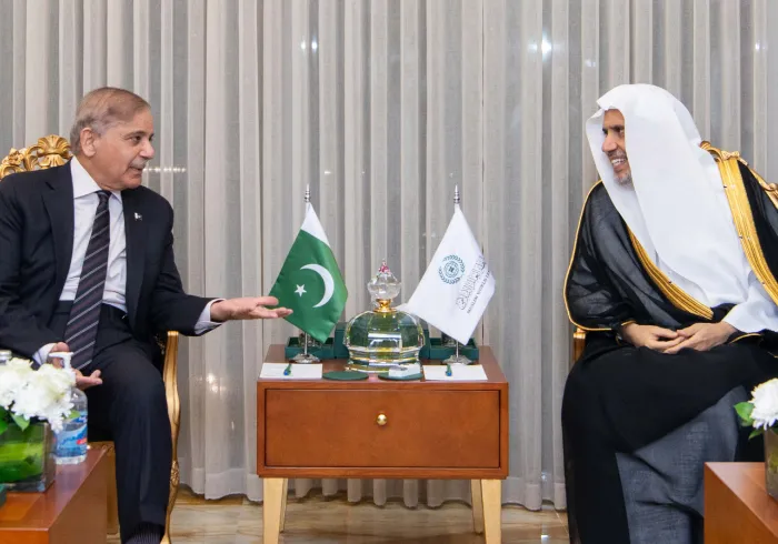 صاحب الفضيلة والمعالي الشيخ الدكتور محمد بن عبدالكريم العيسى خلال لقائه دولة رئيس وزراء جمهورية باكستان الإسلامية، السيد محمد شهباز شريف، أثناء زيارة فخامته لمقر رابطة العالم الإسلامي