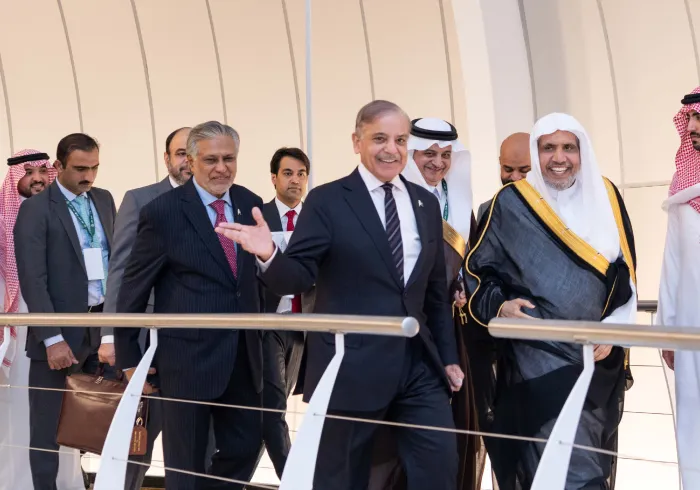 صاحب الفضيلة والمعالي الشيخ الدكتور محمد بن عبدالكريم العيسى خلال لقائه دولة رئيس وزراء جمهورية باكستان الإسلامية، السيد محمد شهباز شريف، أثناء زيارة فخامته لمقر رابطة العالم الإسلامي
