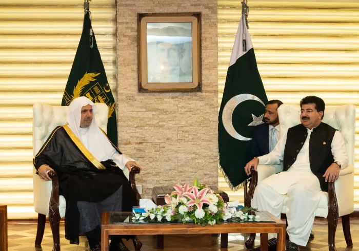 صاحب الفضيلة والمعالي الشيخ الدكتور محمد بن عبد الكريم العيسى يلتقي معالي رئيس مجلس الشيوخ الباكستاني السيناتور محمد صادق سنجراني
