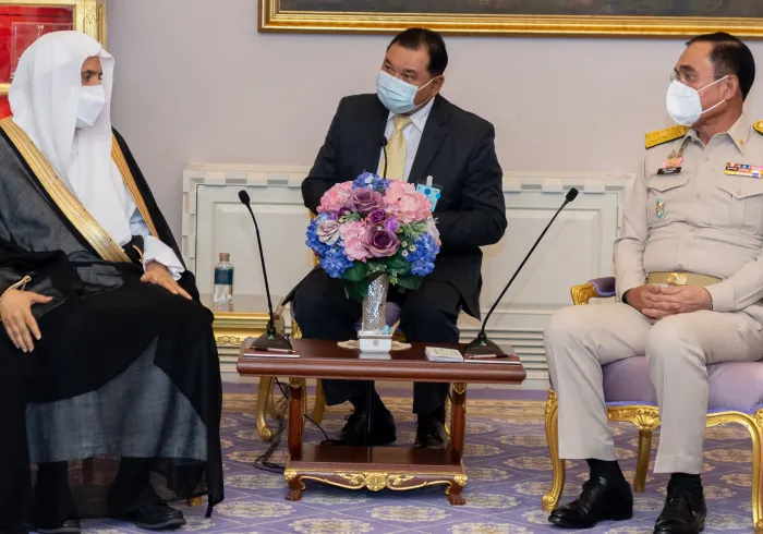 صاحب الفضيلة والمعالي الشيخ الدكتور محمد بن عبد الكريم العيسى لدى لقائه دولة رئيس الوزراء بمملكة تايلاند السيد برايوت تشان أوتش، في مقر الحكومة بالعاصمة