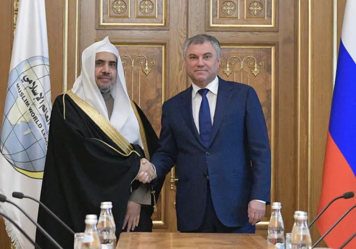 صاحب الفضيلة والمعالي الشيخ الدكتور محمد بن عبدالكريم العيسى مصافحاً دولة رئيس مجلس الدوما الروسي السيد فياتشيساف فولودين